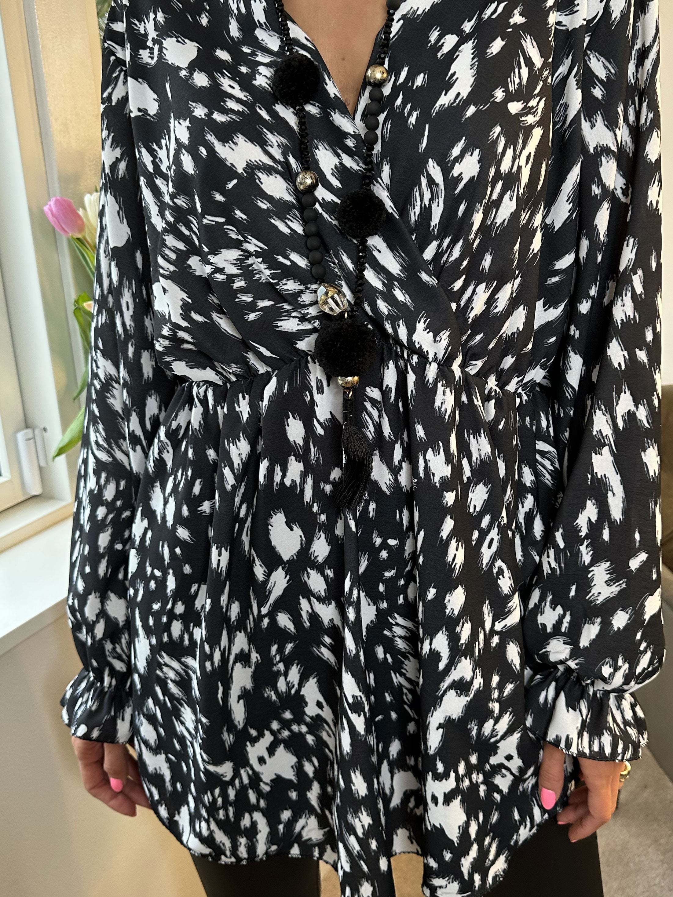 Yda - Söt mönstrad blus med gummiband i midjan